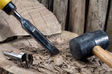 木工锤子和凿子